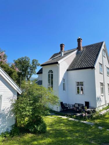 Garden, Central Classic Villa with a Big Sauna in Tromsø