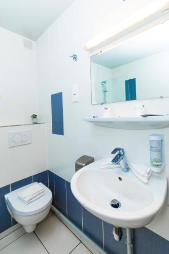 HOTEL DE PARIS MONTPARNASSE - image 3