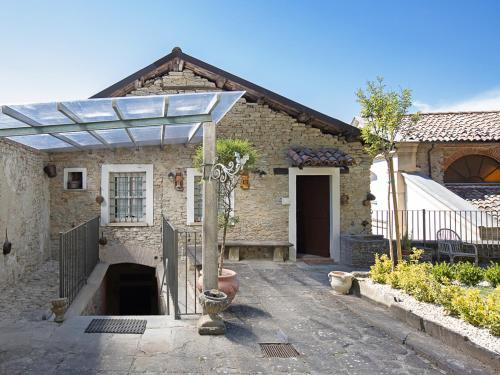  Casa Cecilia, Unterkunft in Santo Stefano Belbo
