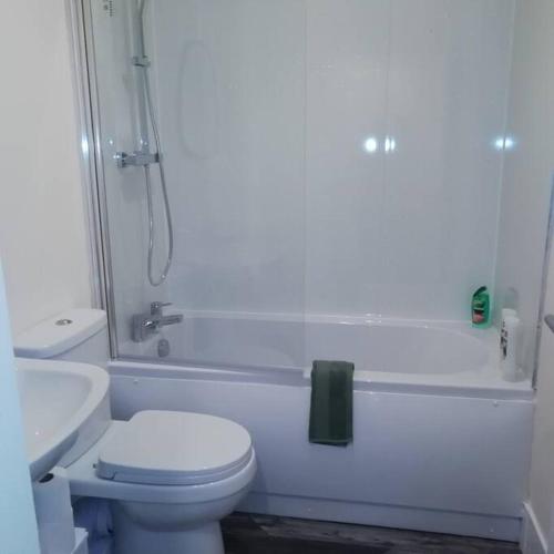 Душ, Carvetii - Norman House - 2nd floor, 1 bedroom flat in Бонесс