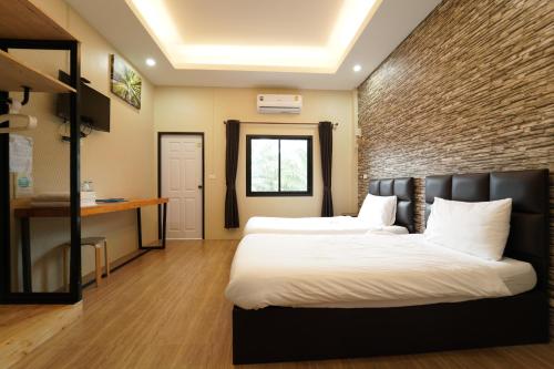 Chillax Khaosok Hostel - SHA Certified Room Type - Standard Twin Room with Mountain View