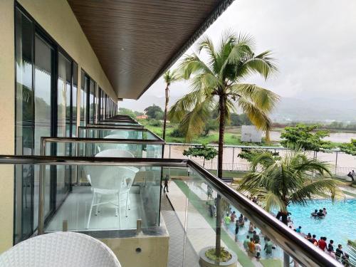 Balkons/terase, Paramount Riverfront Resort and Spa in Karjata