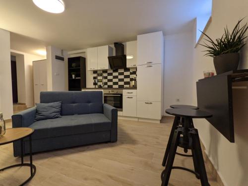 Yellow Puppy Studio w Floor Heating, 55'' TV, Washer-Dryer & Parking
