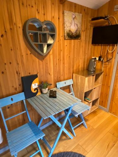 Iekārtas, Luxury Railway carriage with own private hot tub in Lanveino