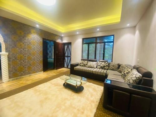 . Cheerful 2 bed room flat with parking near forest.