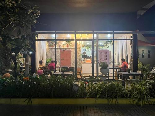 Restaurant, Manora Apartments and Guest House in Talisay City