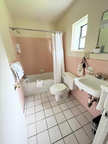 Meadowlark Motel with Restaurant & Bar photo