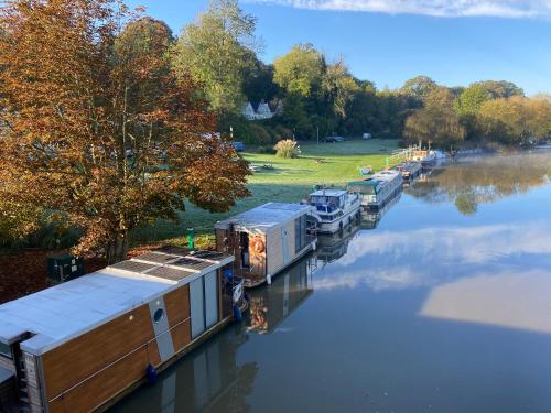 Pohled zvenku, The River Thames Houseboat near Oxford in South Moreton
