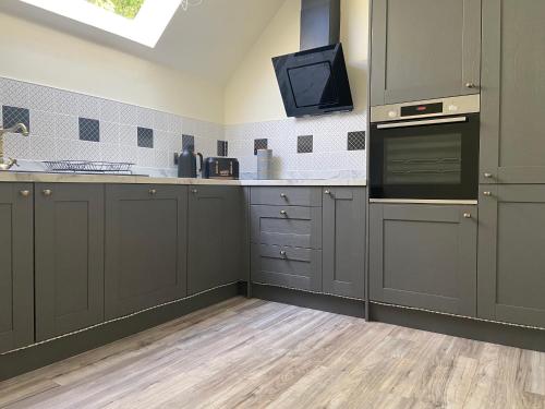 кухня, Fabulous 2 Bedroom House just outside Edinburgh in Рослін