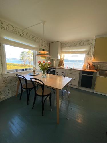 Facilities, Unique and charming holiday home with fantastic sea views in Straumsbukta
