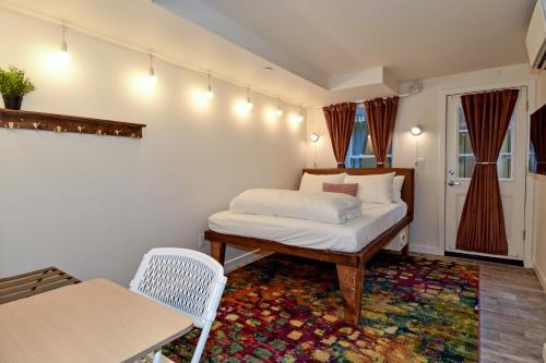 Lower Level Deluxe Queen Room (Plus Extra Fold-Out Mattress)