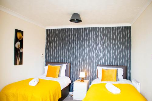 Spacious 5-Bedroom Home - Sleeps 11 & Free Parking in Tilbury