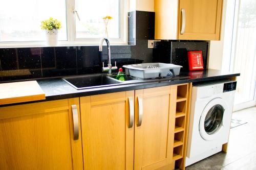 Køkken, Spacious 5-Bedroom Home - Sleeps 11 & Free Parking in Tilbury
