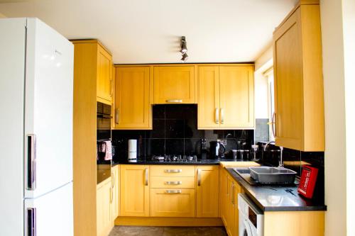 Køkken, Spacious 5-Bedroom Home - Sleeps 11 & Free Parking in Tilbury