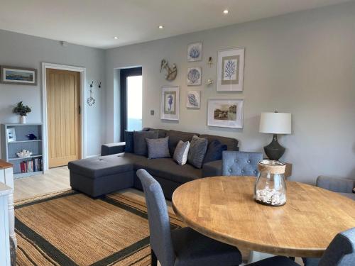 The Annexe Porthcawl Pet Friendly 2 Bedroom Flat with King Size bed bunk beds and sofa bed sleeps up in Nottage