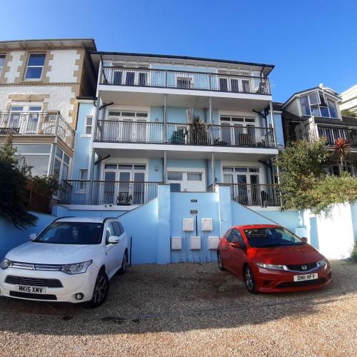 Hotellet från utsidan, Kaia Penthouse, waking up to the sound and smell of the ocean in Västra Ventnor