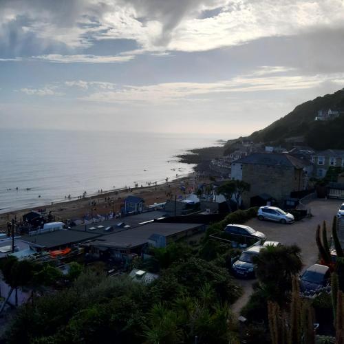 strand, Kaia Penthouse, waking up to the sound and smell of the ocean in Västra Ventnor