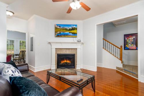Luxury 2 Bed Condo full Kitchen Located Midtown