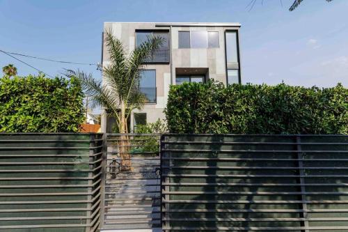 Stunning Hollywood Townhouse with Sunny views in Los Angeles, USA