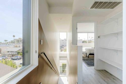 Stunning Hollywood Townhouse with Sunny views in Los Angeles, USA