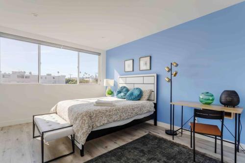 Stunning Hollywood Townhouse with Sunny views in Los Angeles, USA
