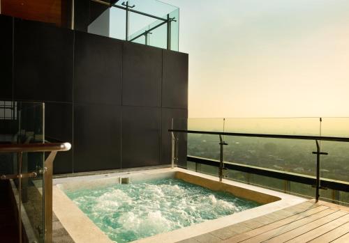 Jacuzzi, Trembesi Hotel in Tangerang