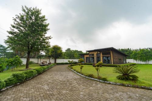 SaffronStays Paradise Pines, Dehradun - cliff villa with valley & forest views - All clear roads