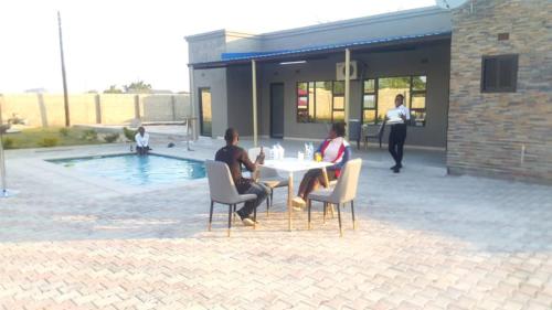 Dintorni, LEGENDS EXECUTIVE LODGE in Choma