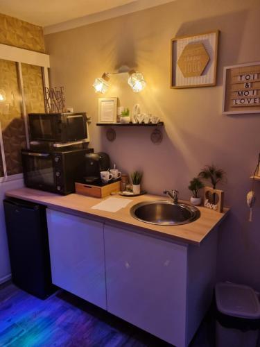 virtuve, Studio avec jacuzzi , terrasse amenagée et wifi à Westrehem (Studio avec jacuzzi , terrasse amenagee et wifi a Westrehem) in Fiefs