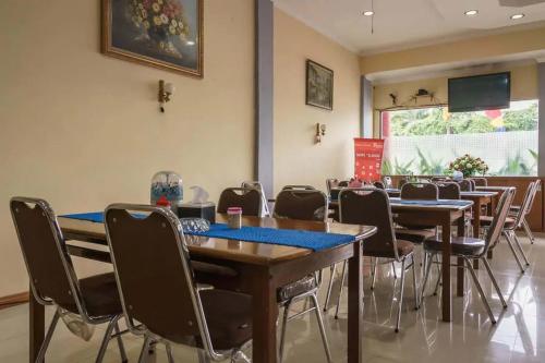 Restaurant, RedDoorz @ Pematangsiantar in Pematangsiantar