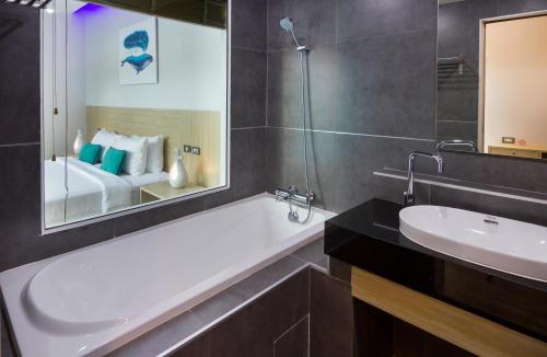 room detail thumbnail 2