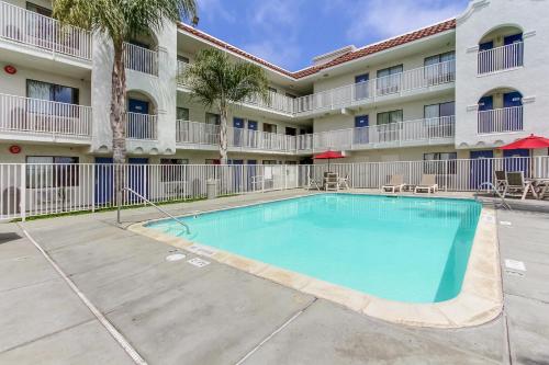 游泳池, 沃森維爾6號汽車旅館- 蒙特利區 (Motel 6-Watsonville, CA - Monterey Area) in 沃森維爾(CA)