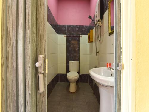 Bathroom, OYO 90561 Awan Biru Motel near Rice Museum