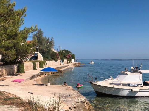 Charming new house on islandfew steps from the sea