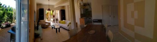Emplacement ideal pour cette Maisonnette avec jardin et cuisine d'ete in Menton