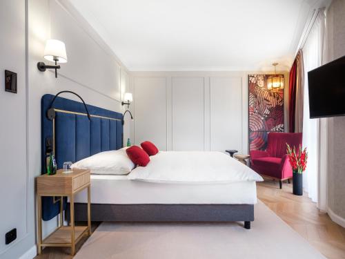1 queen bed, 1 sofa bed