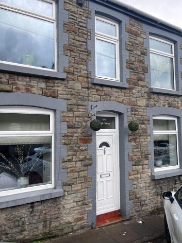 CWTCH COTTAGE Llantrisant 2 bed home - sleeps 4 5