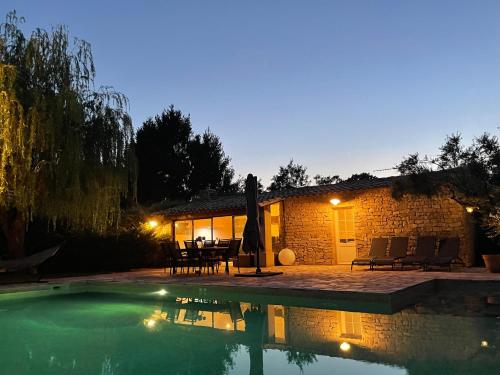 FUVOLEA, Maison de vacances à 15 min du centre d'Aix-en-Provence, piscine chauffée en saison - jardin - parking privé gratuit