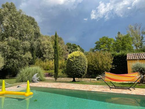 FUVOLEA, Maison de vacances à 15 min du centre d'Aix-en-Provence, piscine chauffée en saison - jardin - parking privé gratuit