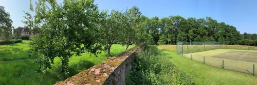 Kert, Private apartment in historic castle from 1608 with tenniscourt in Sinntal