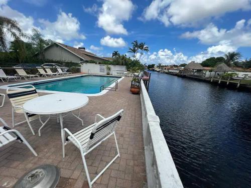 Great room with swimming pool and great views