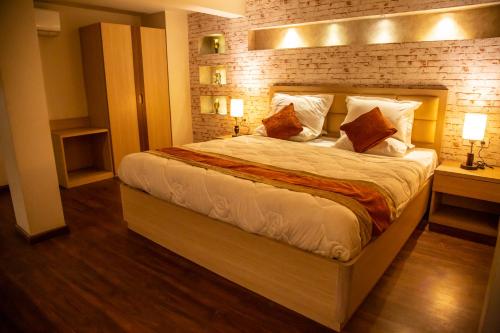 Deluxe King Room