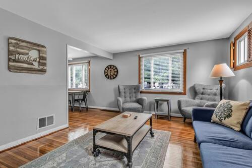Gorgeous 2 Bedroom Lower Apartment with Free Driveway Parking in North Buffalo in Buffalo, USA