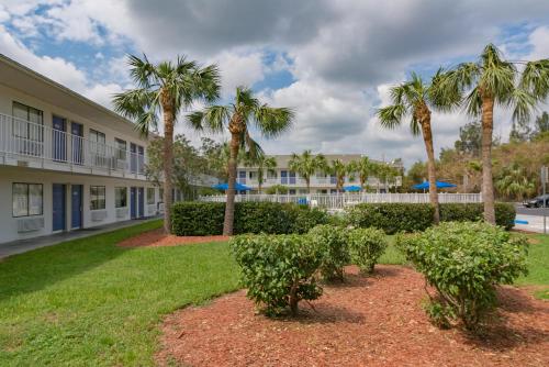 Kert, Motel 6 Ft. Pierce, FL in Fort Pierce (Florida)