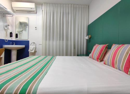 Hostal Bcn Port - image 13