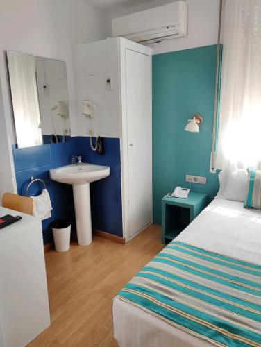 Hostal Bcn Port - image 4