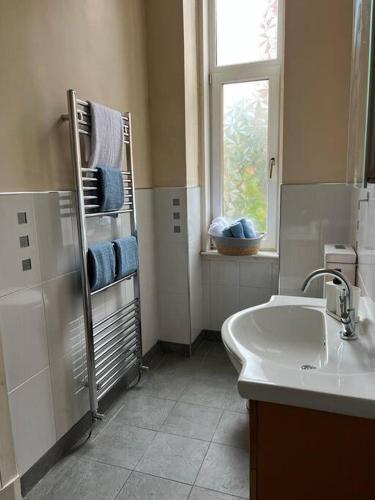 Victorian 3 BR main door flat, King size beds , large rooms, Glasgow (Foto 9)