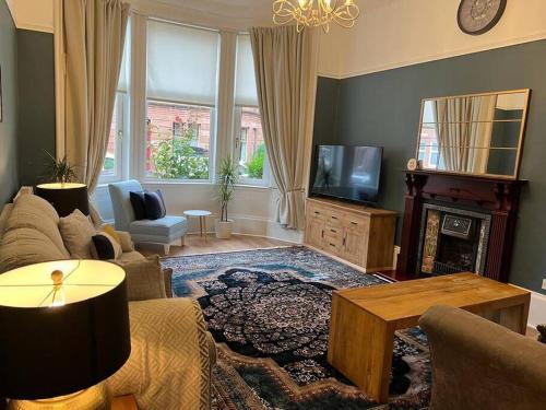 Victorian 3 BR main door flat, King size beds , large rooms near Pollok Country Park