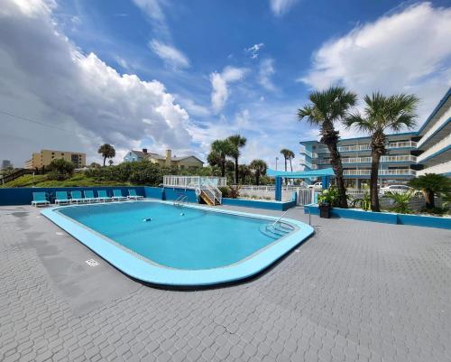 Swimming pool, Chateau Mar Beach Resort in Ormond Beach