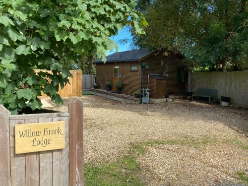 Cosy dog friendly lodge with an outdoor bath on the Isle of Wight in Chale
